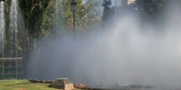 Fuente con boquilla con chorros pulverizados con efecto de pulverización