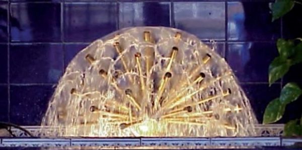 Fuente con boquilla de chorros esféricos con forma de semiesferas de agua