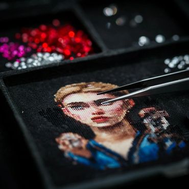 Diamond art and tweezers