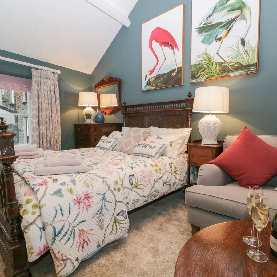 Exquisit Antique Furniture