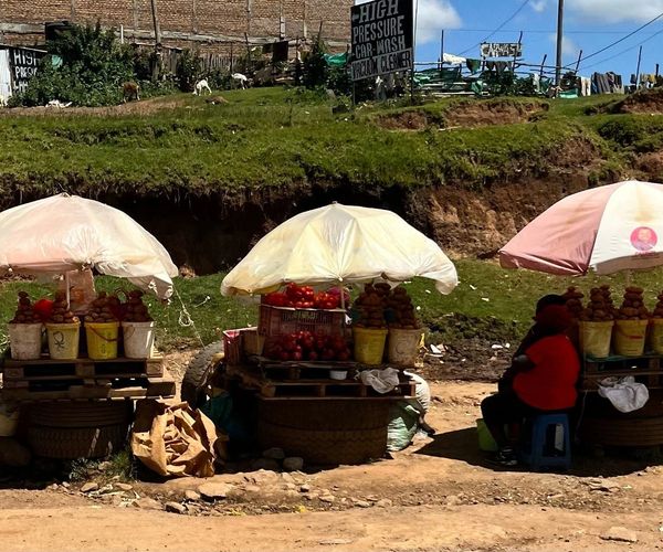 women selling goods in Kenya