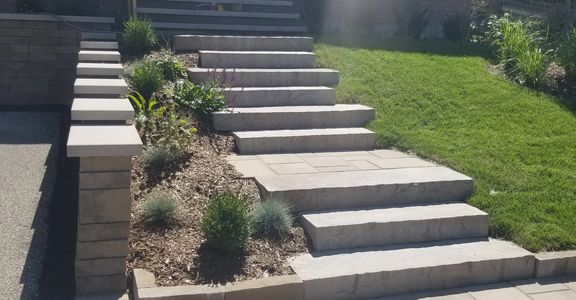 Techo-Bloc Brandon Wall, Blu 60mm pavers and offset concrete steps