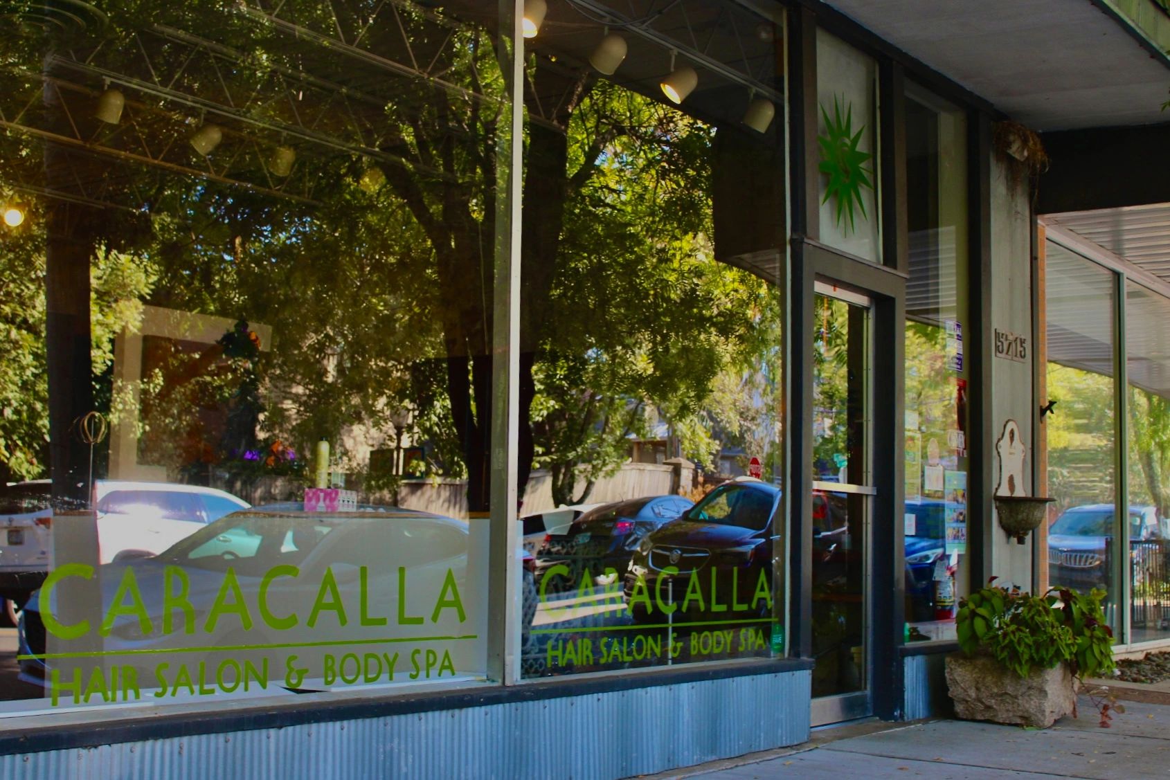 A storefront with a sign that says canacala