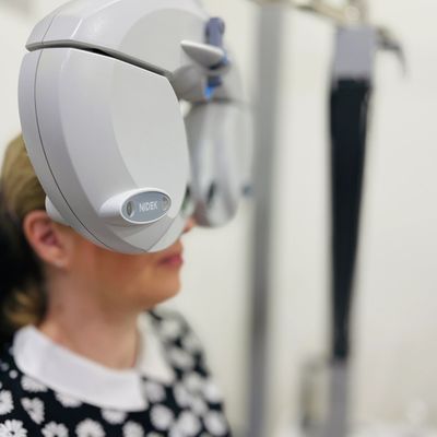 lady having an eye examintion with a photopter head
