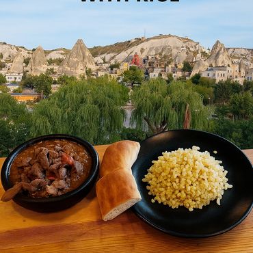숯불에 구운 고기와 전통 반찬 – 터키 본연의 맛을 한 접시에
향긋한 숯불향 가득한 그릴 고기와 밥, 옥수수 등 현지 스타일 반찬 구성.