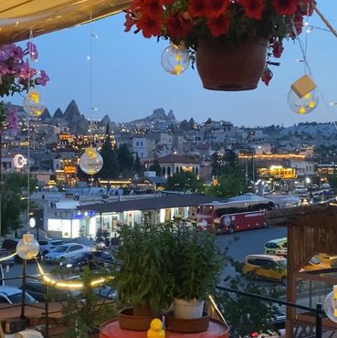 괴레메 야경이 내려다보이는 아름다운 테라스 – Rocks Terrace Restaurant
→ 카파도키아 괴레메의 아름다운 야경과 함께 즐기는 최고의 테라스 뷰 레스토랑.