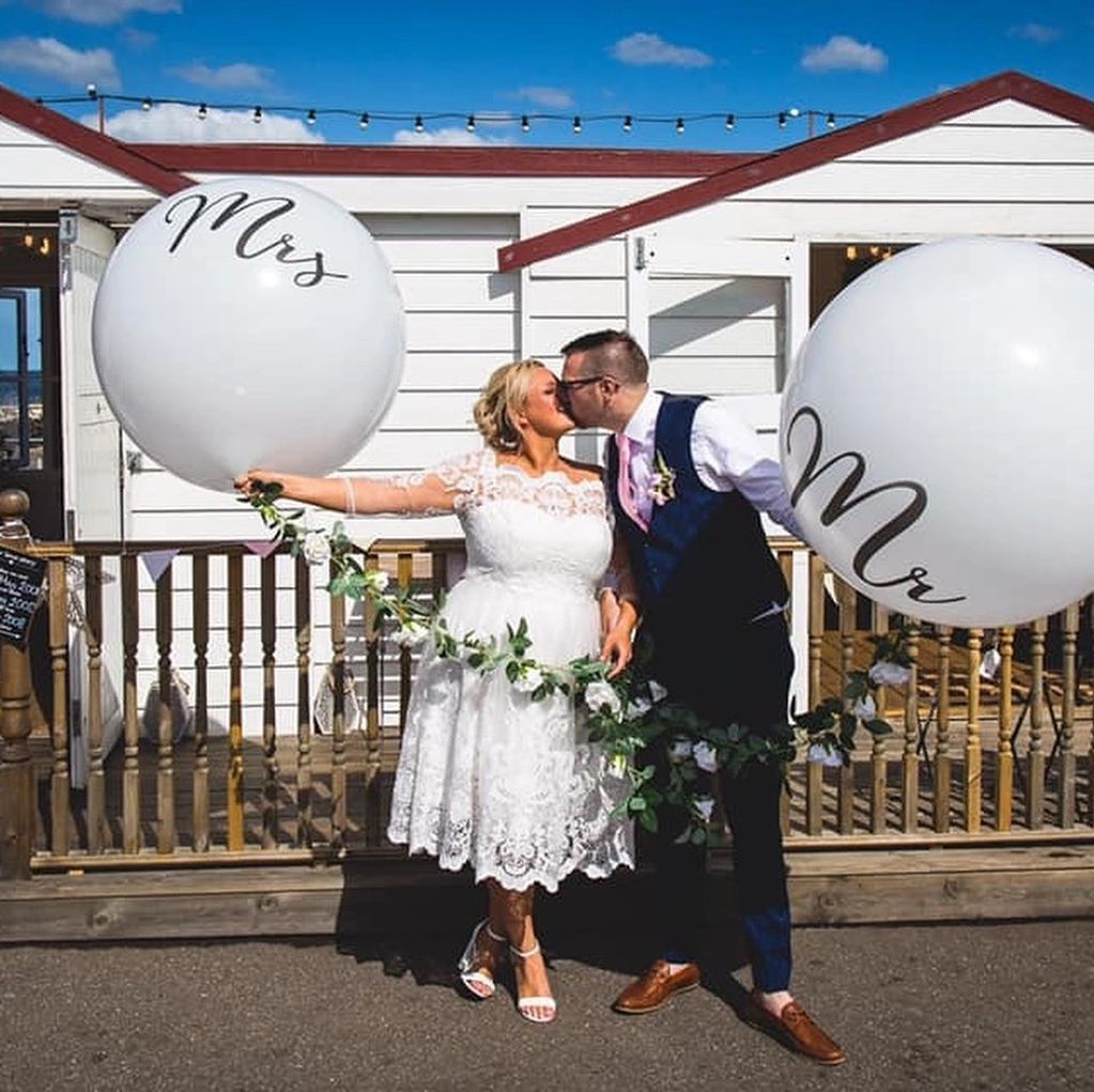 Mr & Mrs Balloons
Giant balloons
Wedding balloons
Beach hut weddings