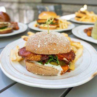 Vince's Cowbell
Fried chicken, Cowbell buffalo sauce, green leaf lettuce, sweet pickles,
buttermilk