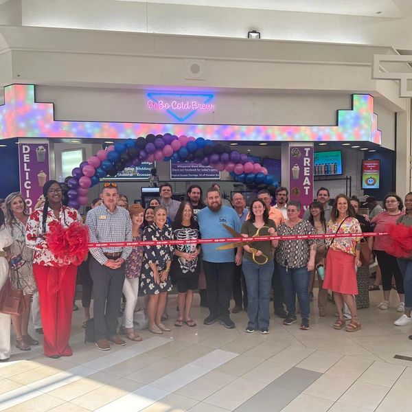 Leslie & Taylor cut the ribbon at Pierre Bossier Mall in 2023