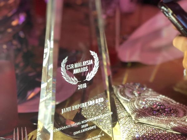 glass trophy award CSR Malaysia Awards 2018