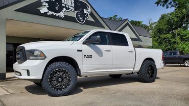 ram truck. tires and wheels. leveling kit. suspension