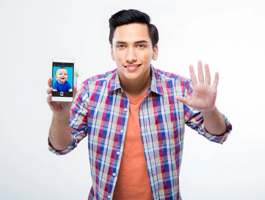Man showing a baby photo on phone and holding up five fingers.