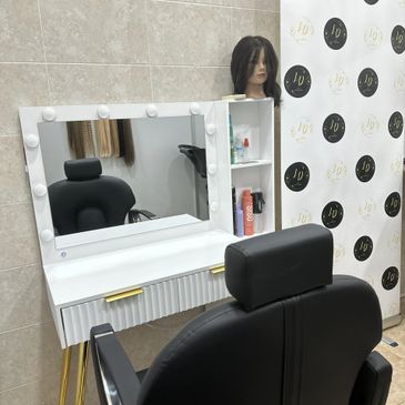 Estación de trabajo extensiones de pelo y cuidado capilar.
