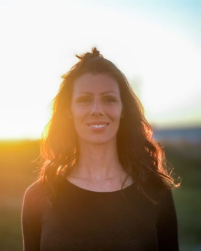 Lächelnde Frau im Sonnenuntergang