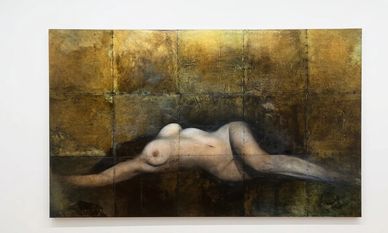 Pintura de una mujer desnuda recostada sobre fondo dorado.
