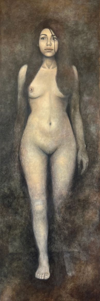 Retrato de mujer desnuda con fondo oscuro.