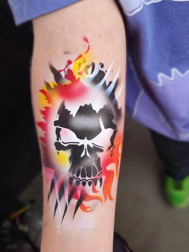 Tatouage à l’aérographe, Crâne blanc avec accent noir et jaune. Réalisé par Hugo Lemay Animation