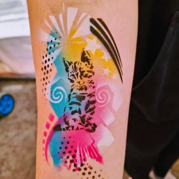 Chaton en airbrush tattoo, noir, bleu, rose, jaune, blanc. Réalisé par Hugo Lemay Animation