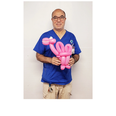 Sculpture de ballon d'un Superbe chameau rose dans les mains d'un homme Tunisien dans un chsld