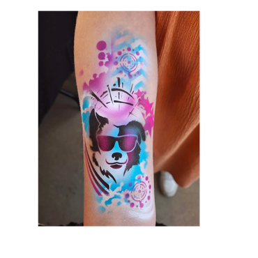 Airbrush tattoo réalisé lors d’un festival à Repentigny. Superbe Chien à Lunette coloré