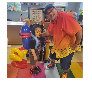 Jetpack en sculpture de ballons colorés installé sur le dos d'un enfant ave Hugo Sculpteur de Ballon