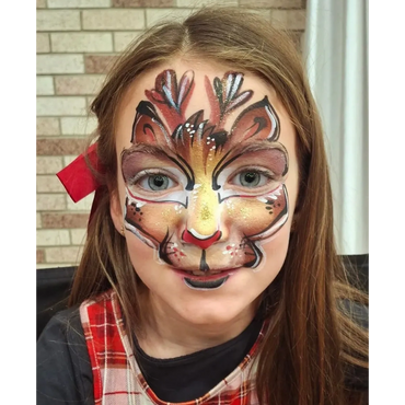 Le Petit rêne au nez rouge en masque/visage dans un dépouillement d'arbre de Noel à Repentigny