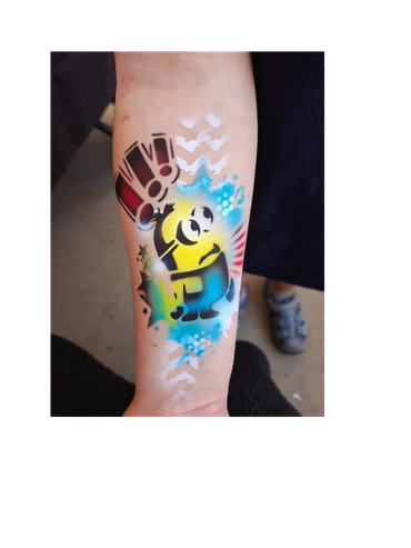 Tatouage temporaire à l’aérographe inspiré des Minions lors d'un événement corporatif à Joliette