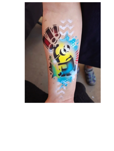 Tatouage temporaire à l’aérographe inspiré des Minions lors d'un événement corporatif à Joliette