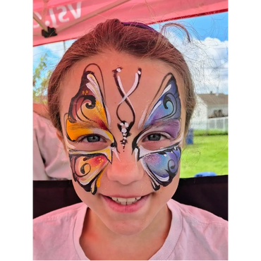 Maquillage d'un Papillon en masque par une de nos talentueuse artiste dans un Festival de Joliette