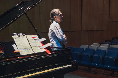 La poeta Yolanda Pantin, junto al Piano que tocará Andrés Levell, minutos antes de la presentación