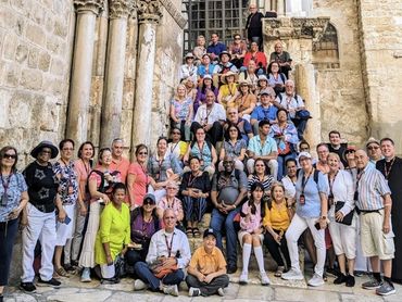 Con nuestros peregrinos en el Santo Sepulcro Jerusalen
With our pilgrims at the entrance of the Holy