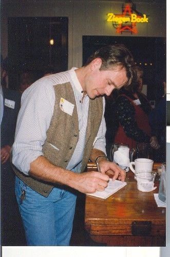 John_Schneider_signing_autographs.jpg