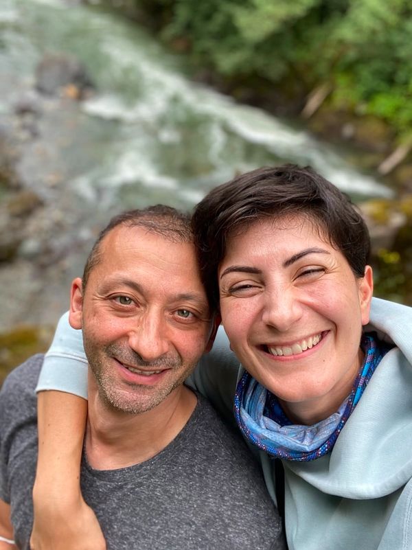 Neşeyle birbirine sarılmış iki insan doğa içinde.