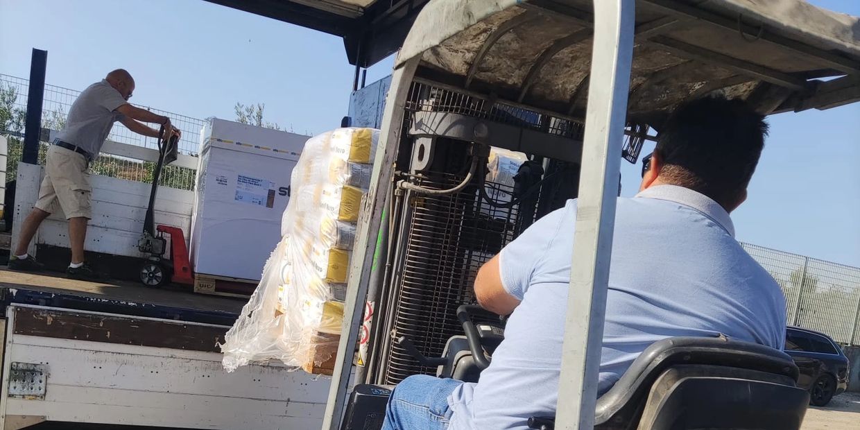 carico di merci su camion per trasporto