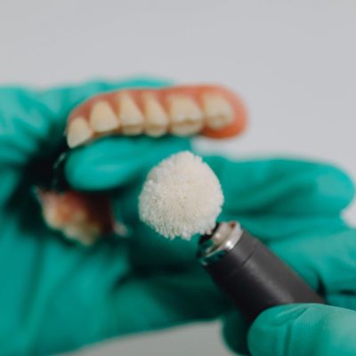 La prothèse dentaire amovible est conçue pour remplacer des dents manquantes.