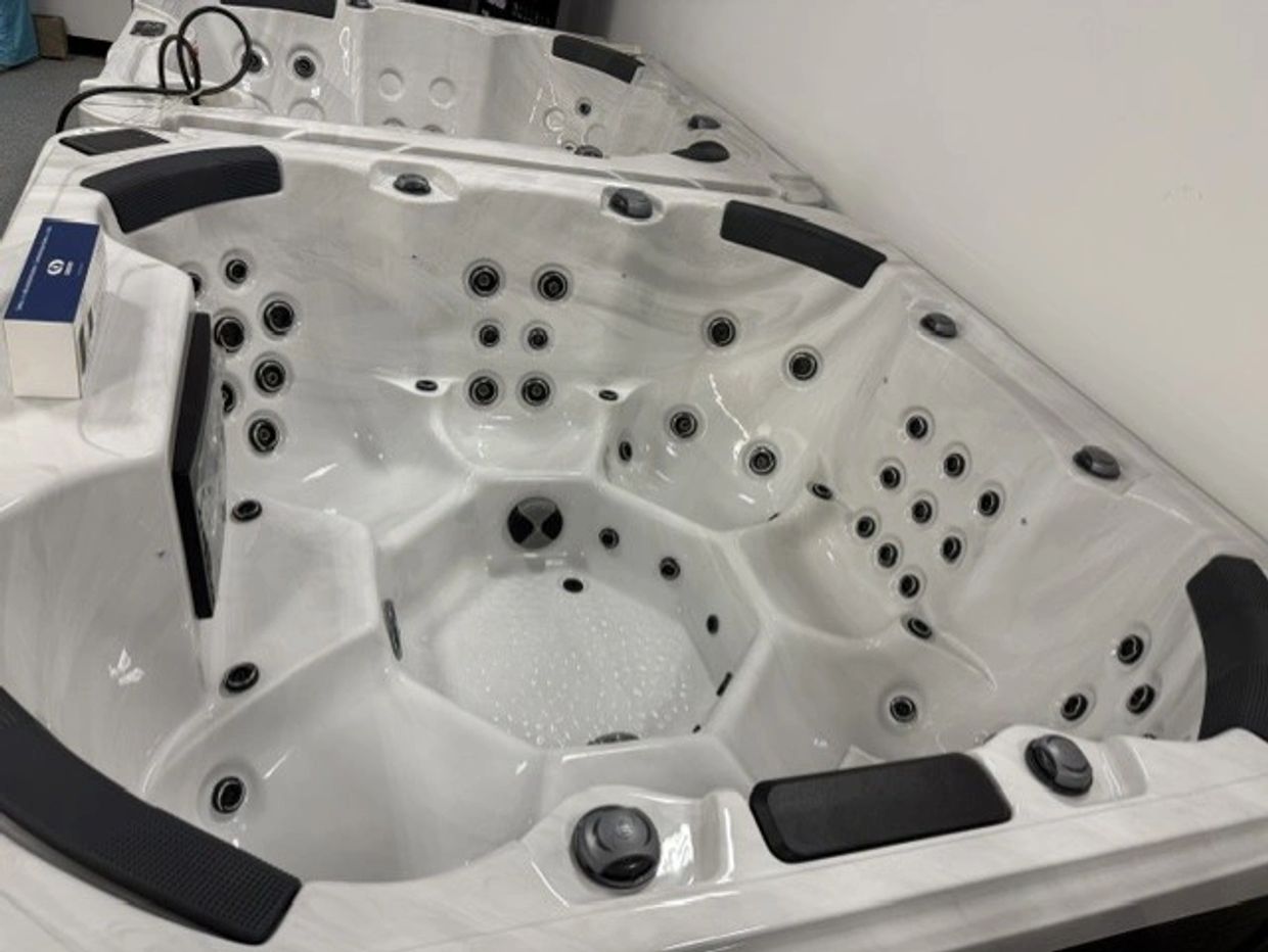 Be Well UNIQ 917 Sterling Silver hot tub