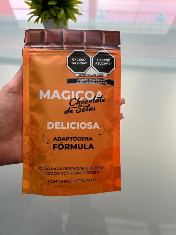 Paquete de polvo de chocolate con setas para bebida.