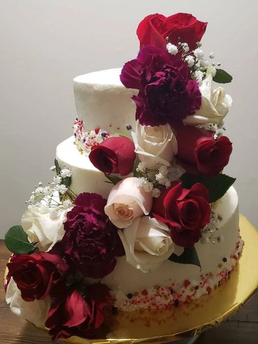 Vanilla cake, decorated with buttercream and natural flowers