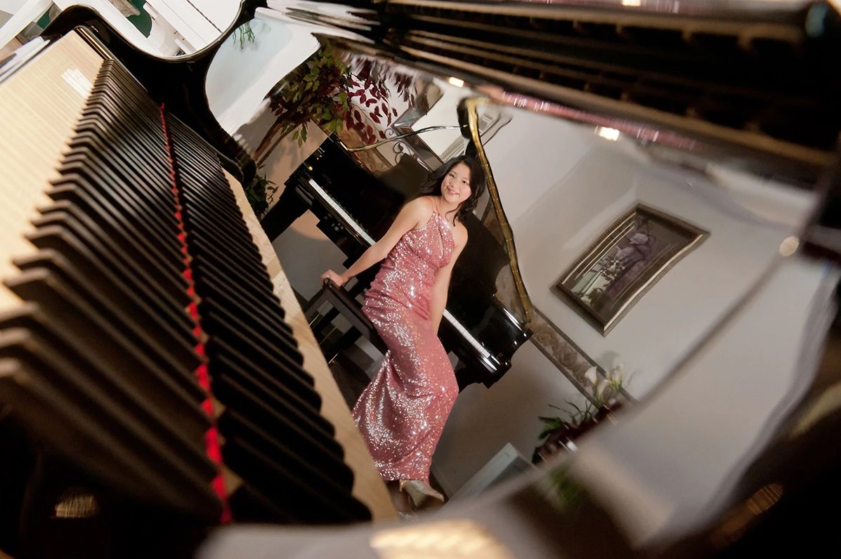Creative senior portraits in Fort Walton Beach, fl. Piano player senior portrait.
