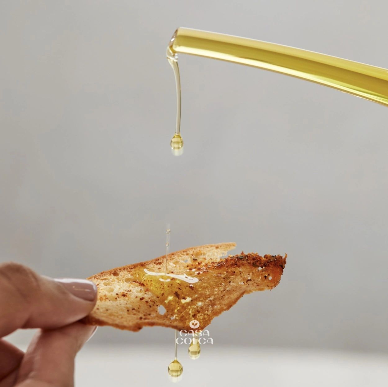 Aceite de Oliva Extra Virgen junto con nuestras tostadas gourmet.