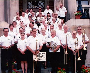 Group photo at Mercer County Courthouse steps, July 30, 2004.