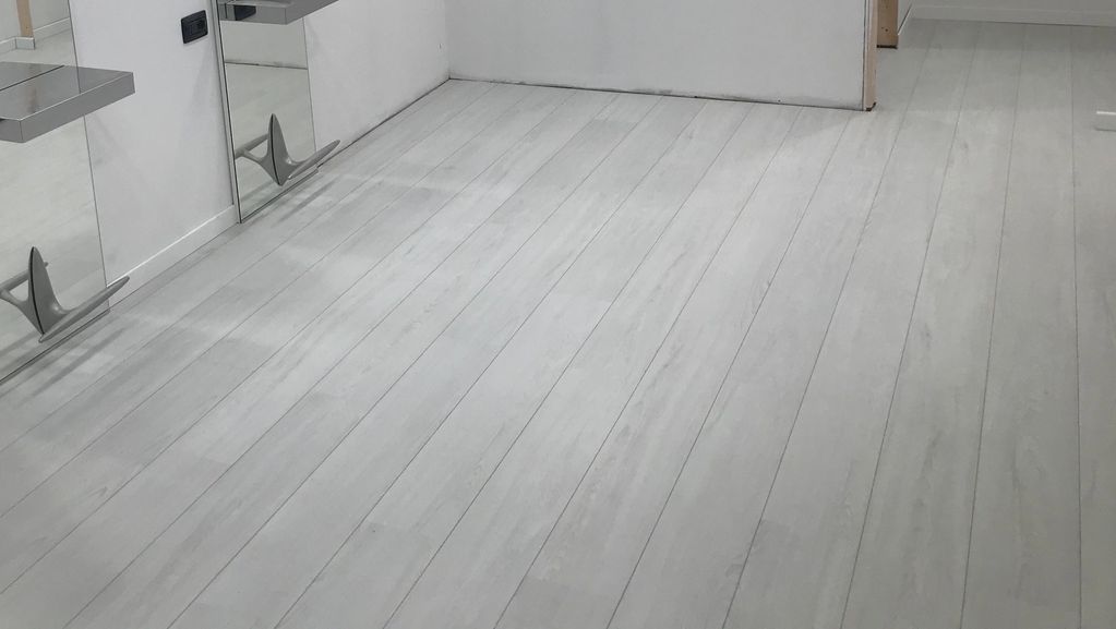 LAMINATO BIANCO
negozio parrucchieri