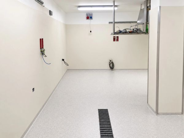 Pavimento in pvc per cucina professionale in Valtellina.