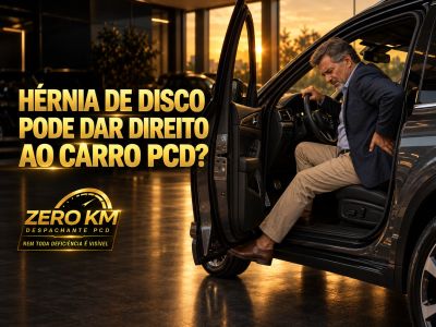Homem com dor lombar ao volante, representando hérnia de disco e dificuldade para dirigir.