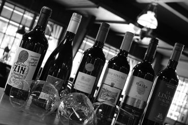 restaurant_de_tolplas_wijnflessen_rode_wijn_witte_wijn_glas