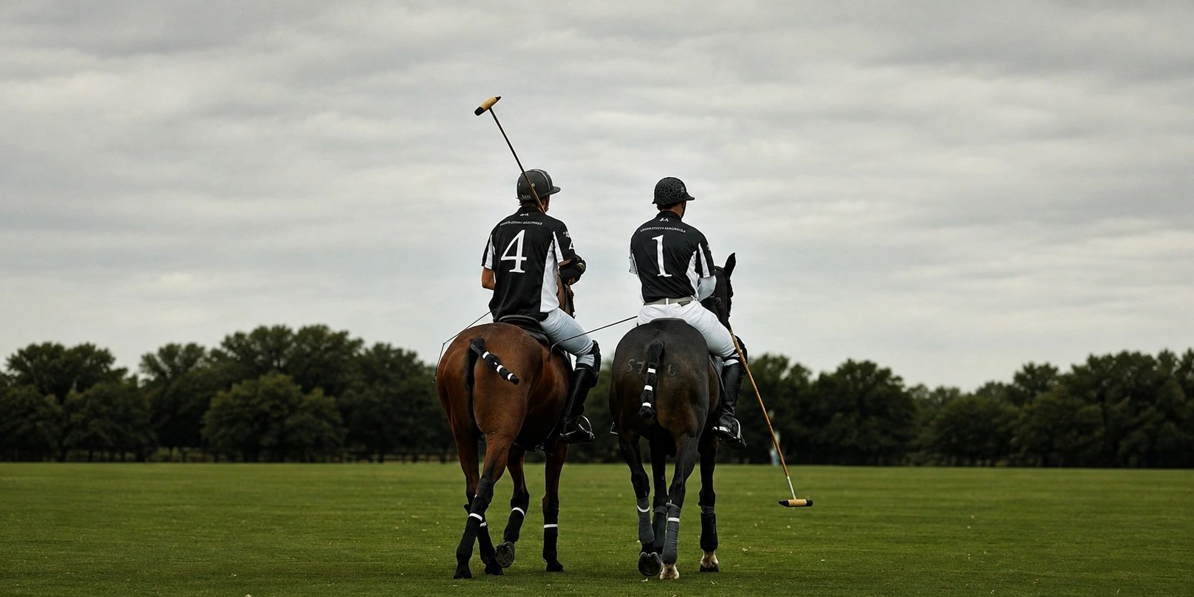 Polo lessons gift card and players on the field at Herencia Polo Sotogrande