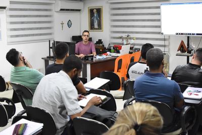 Alunos estudam português e redação com Professor Marcelo www.marceloburgel.com.br  (31) 99944-8403.