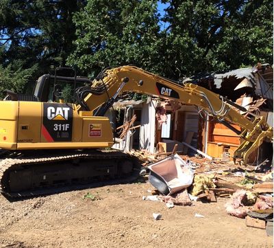 Using a Cat 311 to demolish an old house.
