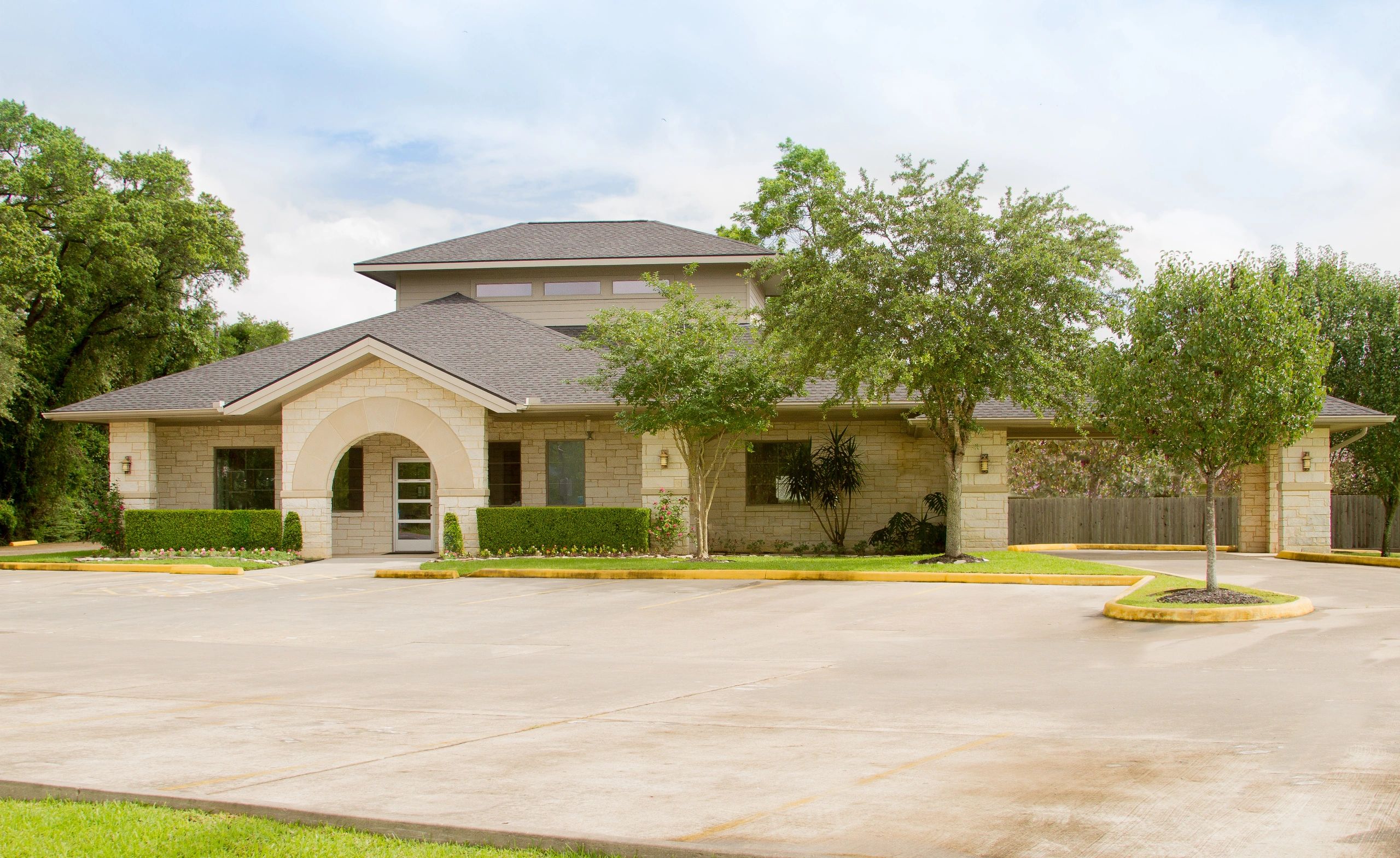 View of the front of Santa Fe Dental from Highway 6