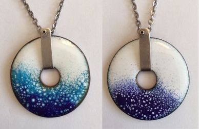 emaille couleurs froids de blanc et bleus sur cuivre